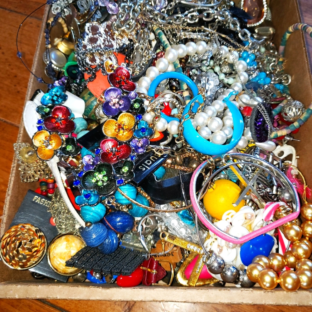 6 lbs. Junk Jewelry/ Accessories/ Crafting Beads
